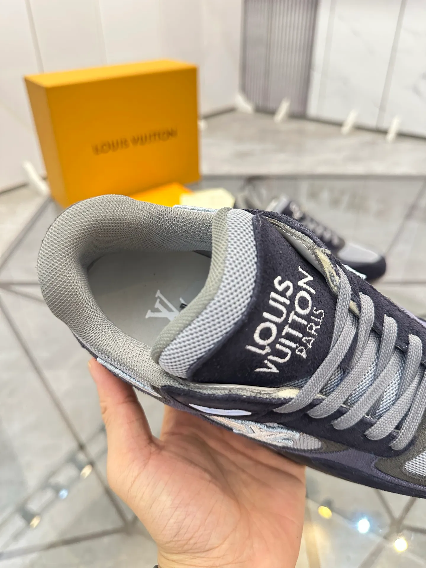 Men's shoes for sale 💰: 💰P660¥ High-end top quality Product trademark: LV * "Louis Vuitton*" low-top casual shoes Regular size: 39-45 (can be customized to 46) Product materials: upper imported first-layer cowhide spliced ​​nubuck leather ➕ breathable cotton mesh, breathable lining, original outsole. No.: H201